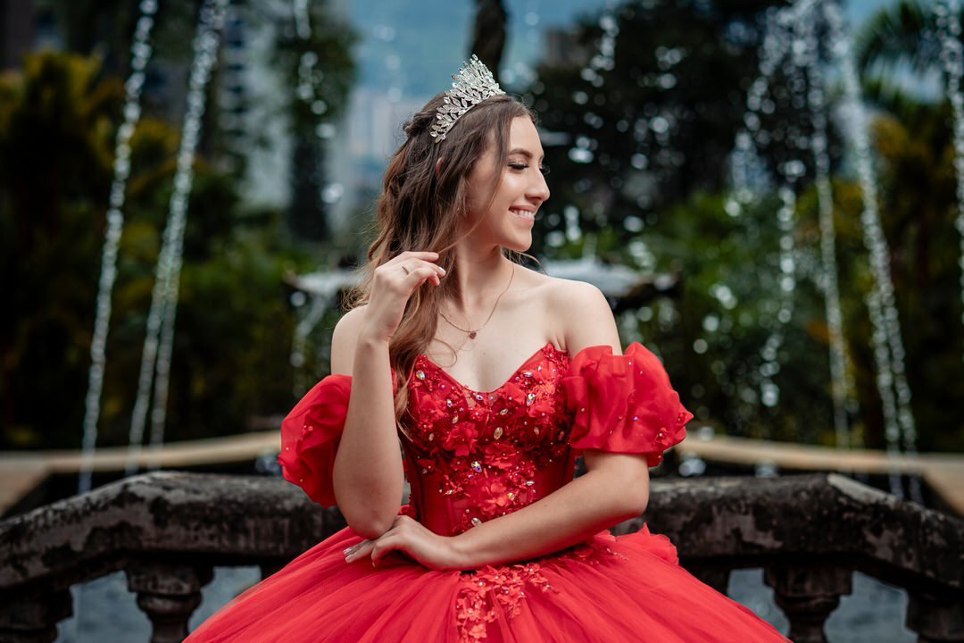 Sesión de quinceañera rodeada de jardines y arquitectura europea.