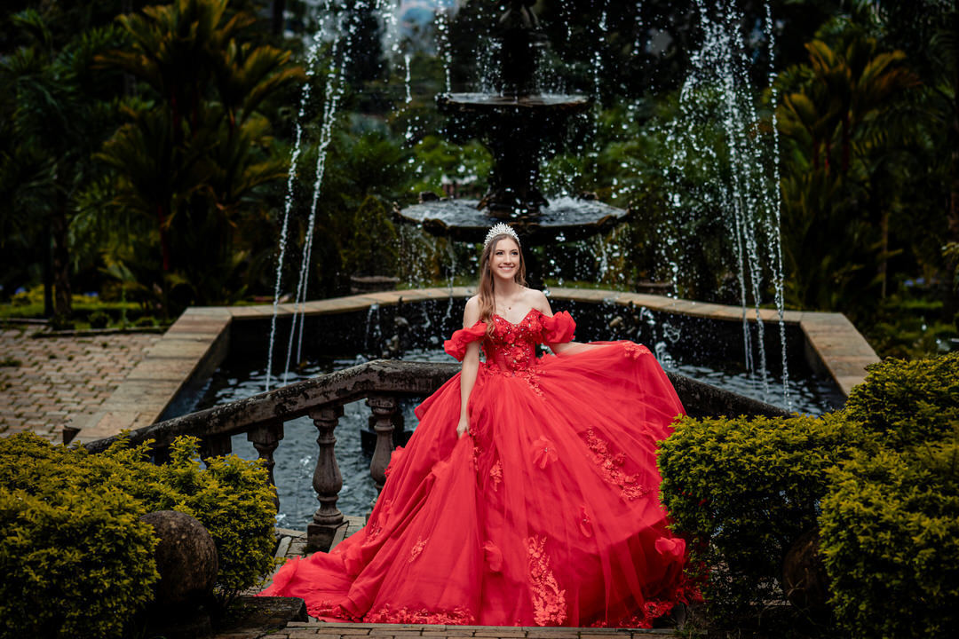 Retrato de quinceañera con un estilo romántico en el Museo El Castillo.