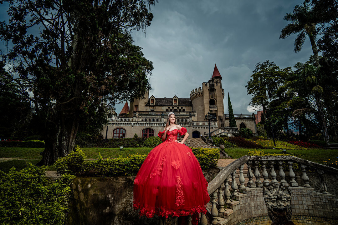 Retrato de quinceañera con un estilo romántico en el Museo El Castillo.