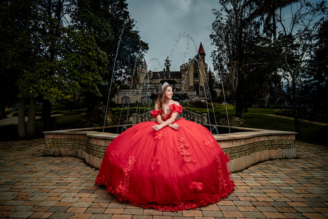Sesión de quince años con un ambiente clásico y elegante.