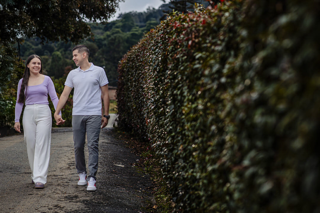 Retrato romántico de una pareja durante su sesión preboda.