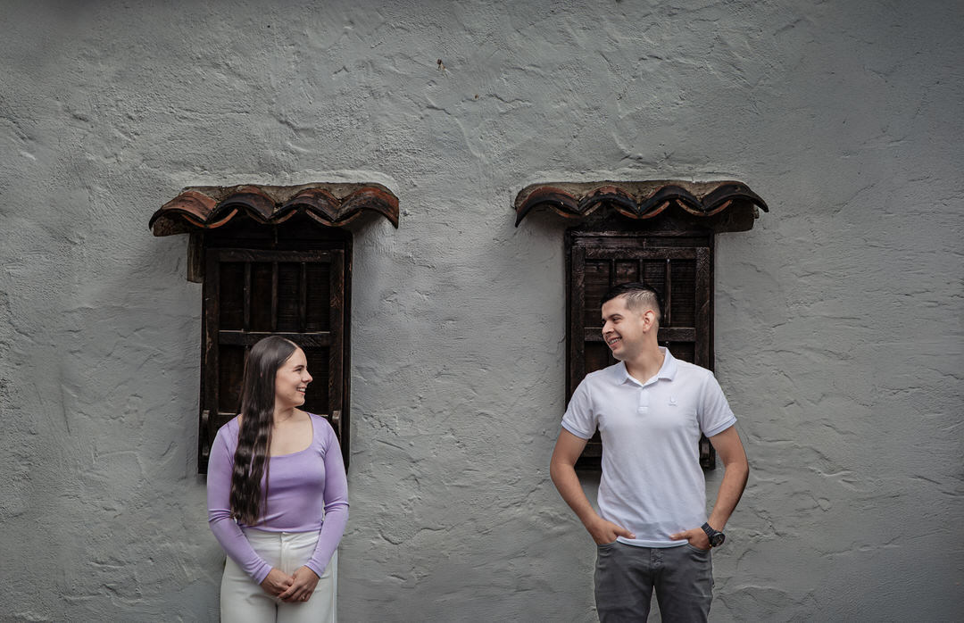 Retrato romántico de una pareja durante su sesión preboda.