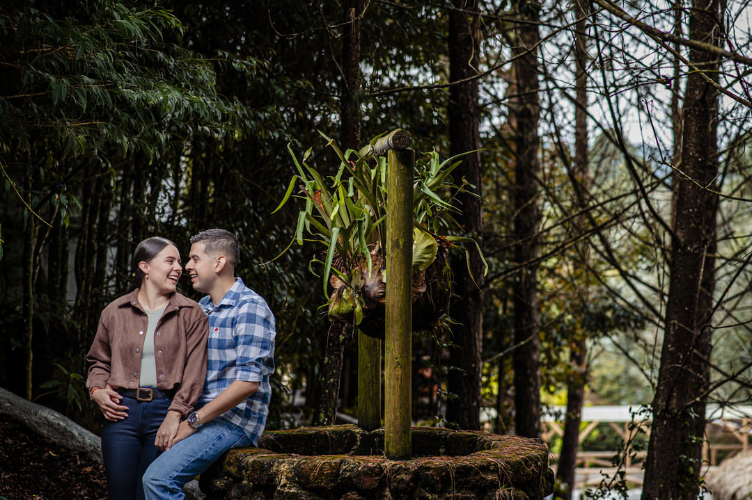 Pareja disfrutando de un atardecer durante su sesión de compromiso.