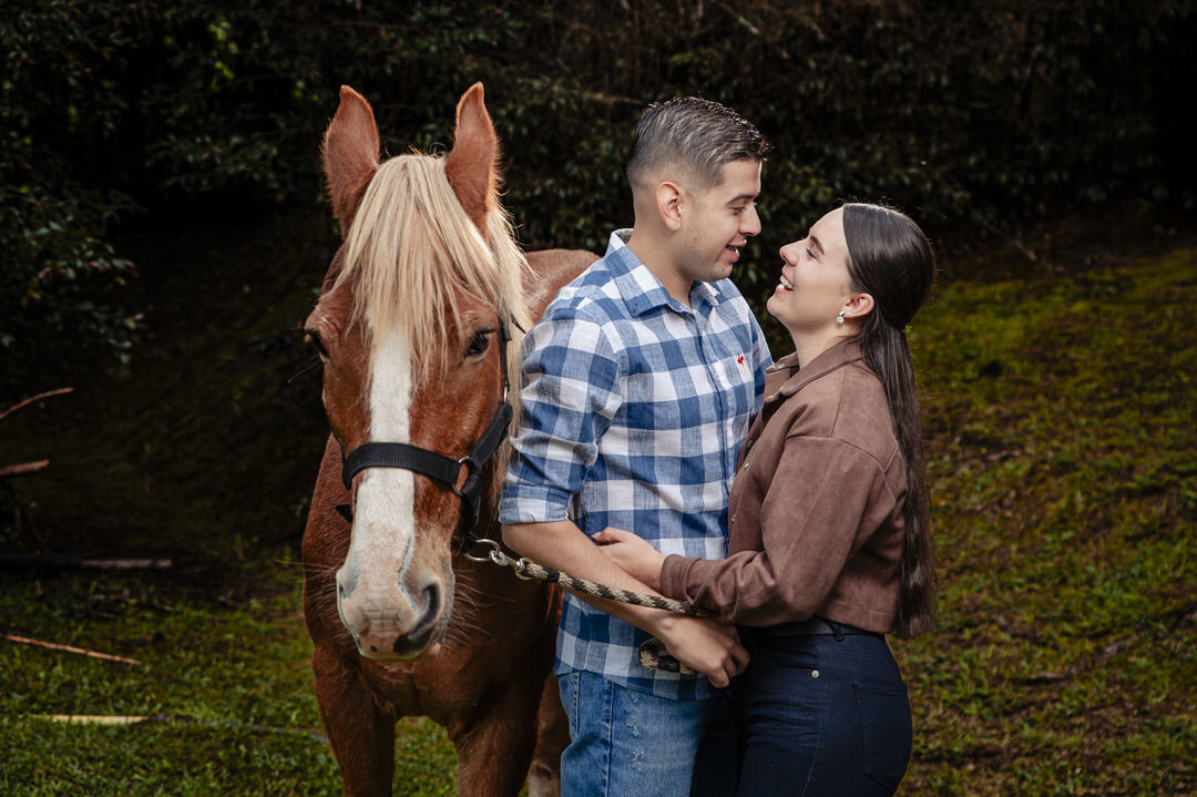 Sesión de pareja con luz natural y un estilo elegante.