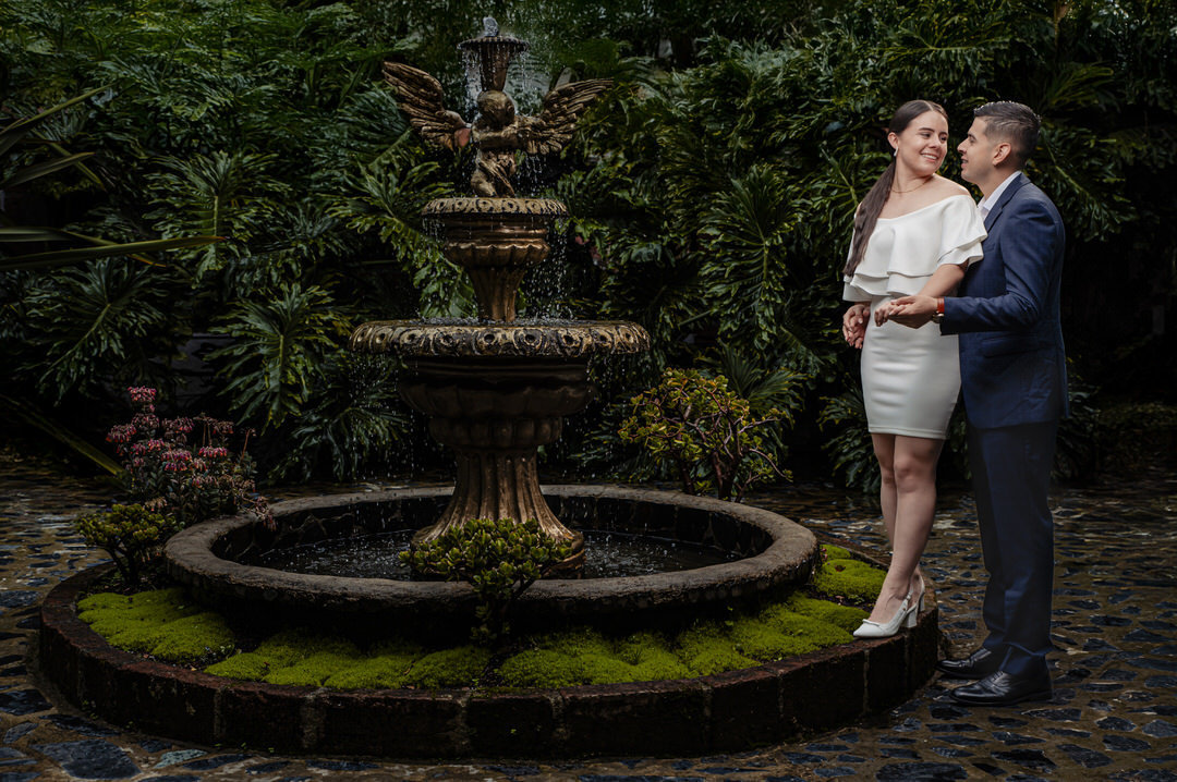 Sesión preboda en Medellín con un estilo natural y atemporal.