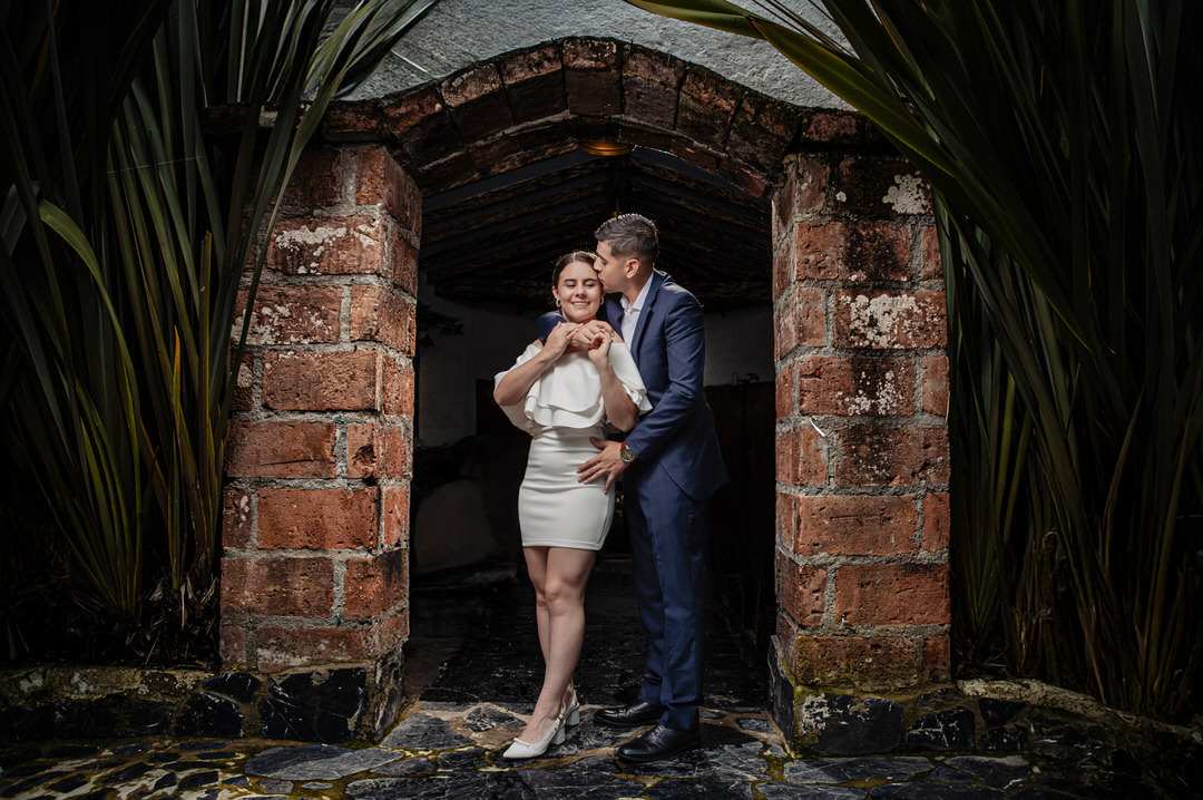Sesión preboda en Medellín con un estilo natural y atemporal.