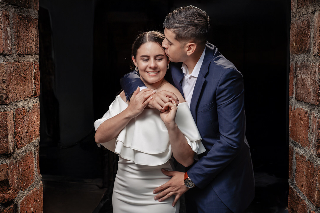 Momentos auténticos de una pareja antes del día de su boda.