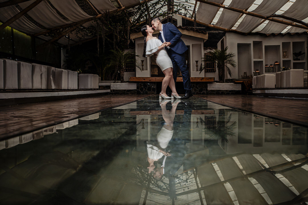 Momentos auténticos de una pareja antes del día de su boda.