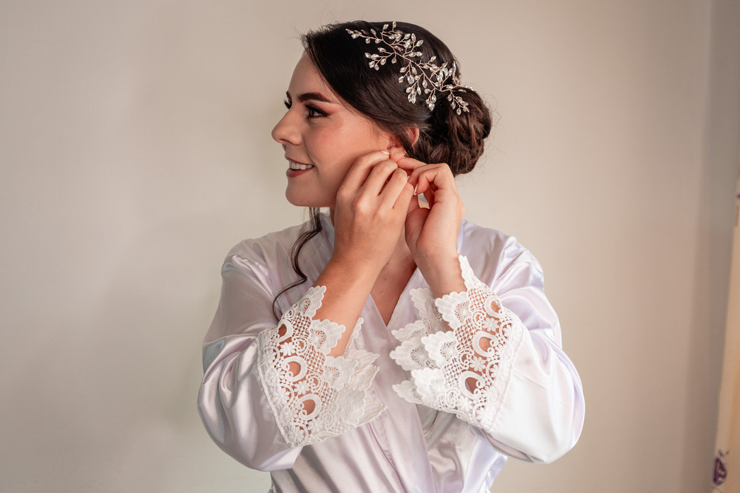 Fotografía de boda durante una ceremonia católica.