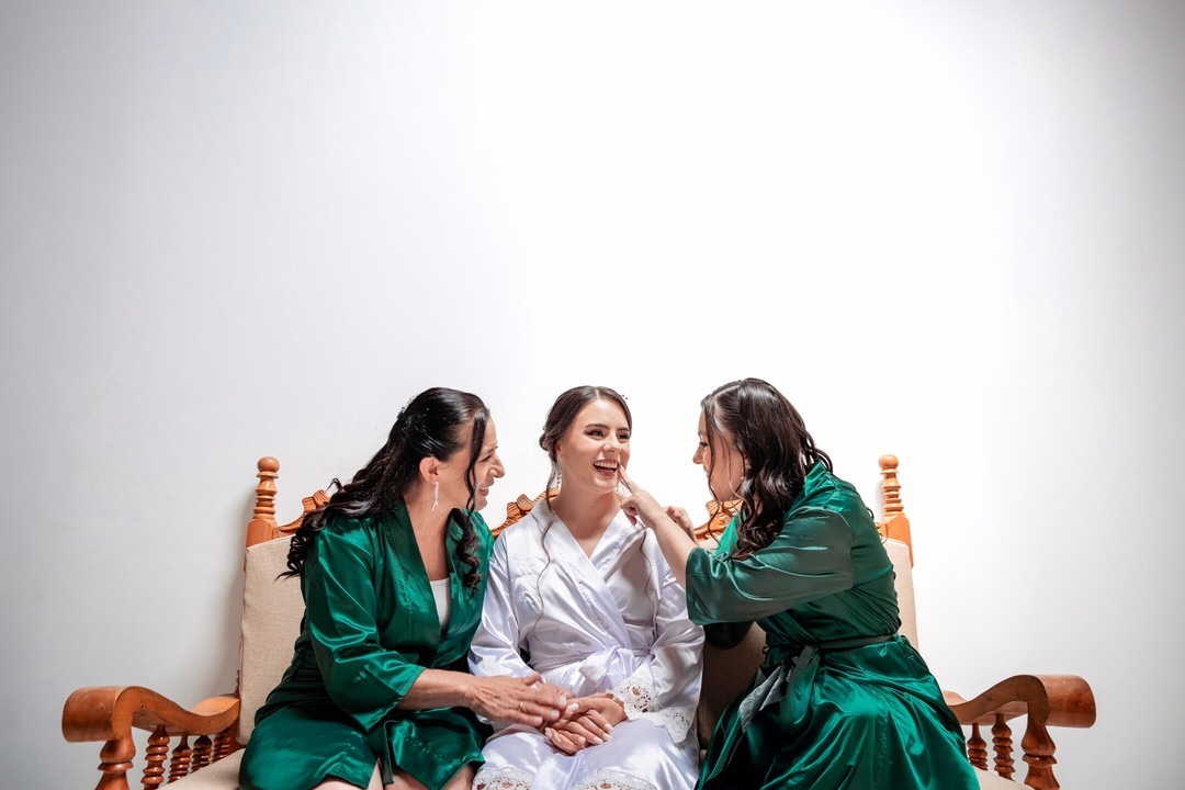 Fotografía de boda durante una ceremonia católica.