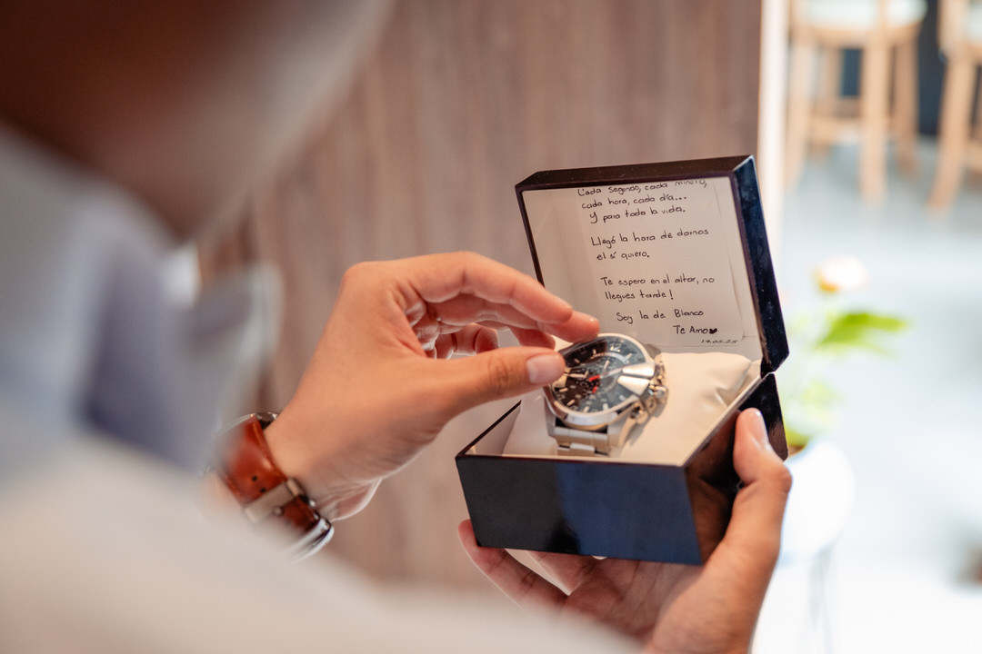 Intercambio de argollas durante la celebración del matrimonio.