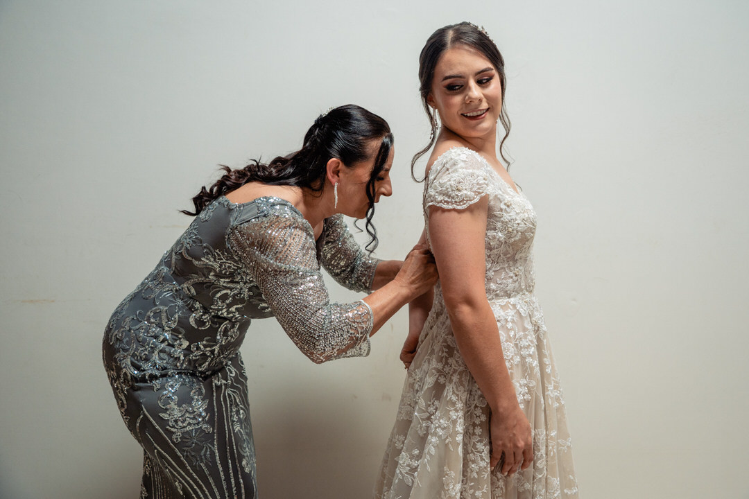 Entrada de la novia a la iglesia en el día de su boda.