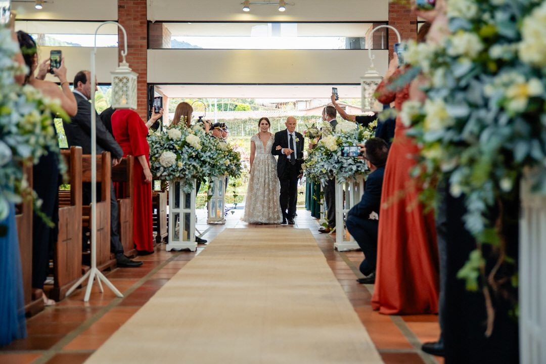 Retrato romántico de los novios durante su boda.
