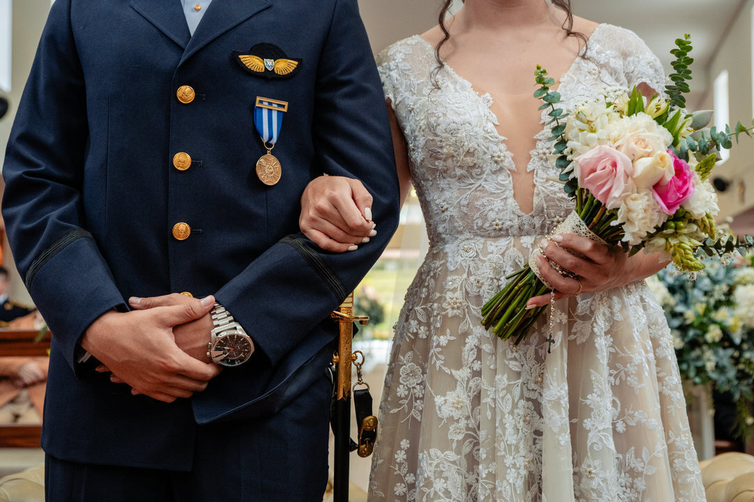 Retrato romántico de los novios durante su boda.