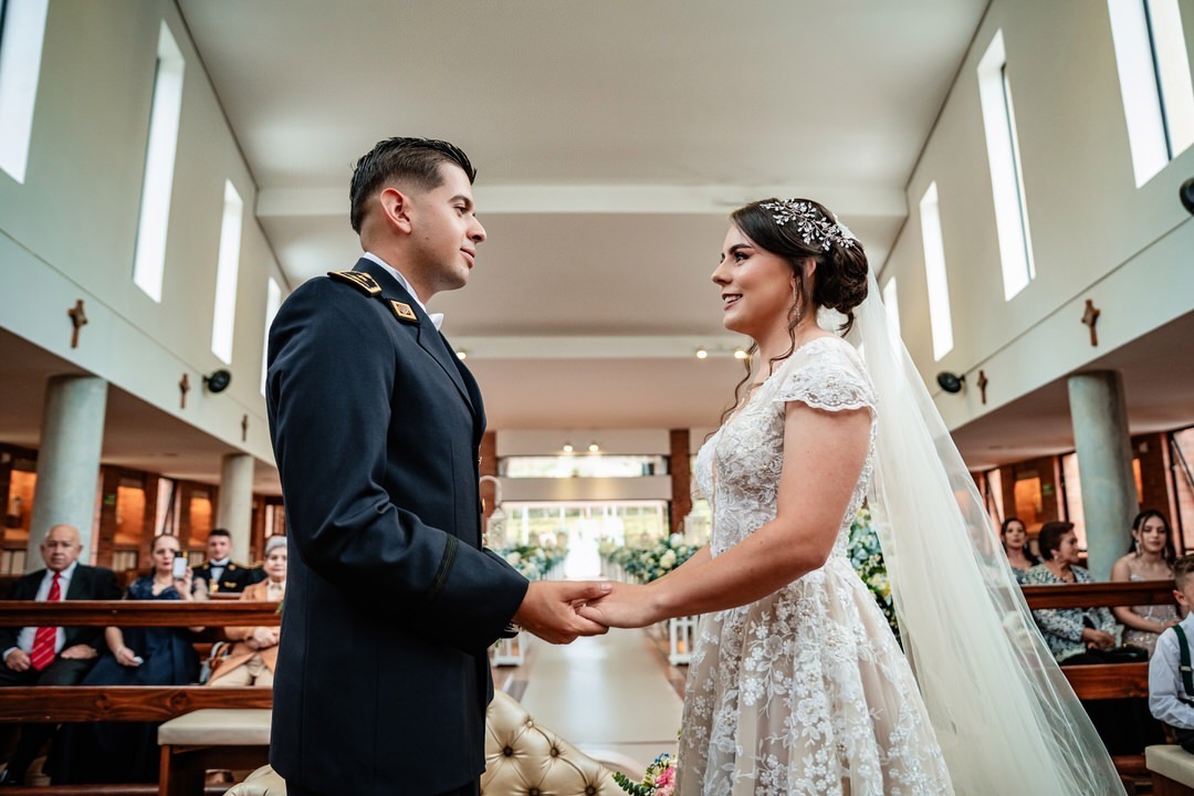 Retrato romántico de los novios durante su boda.