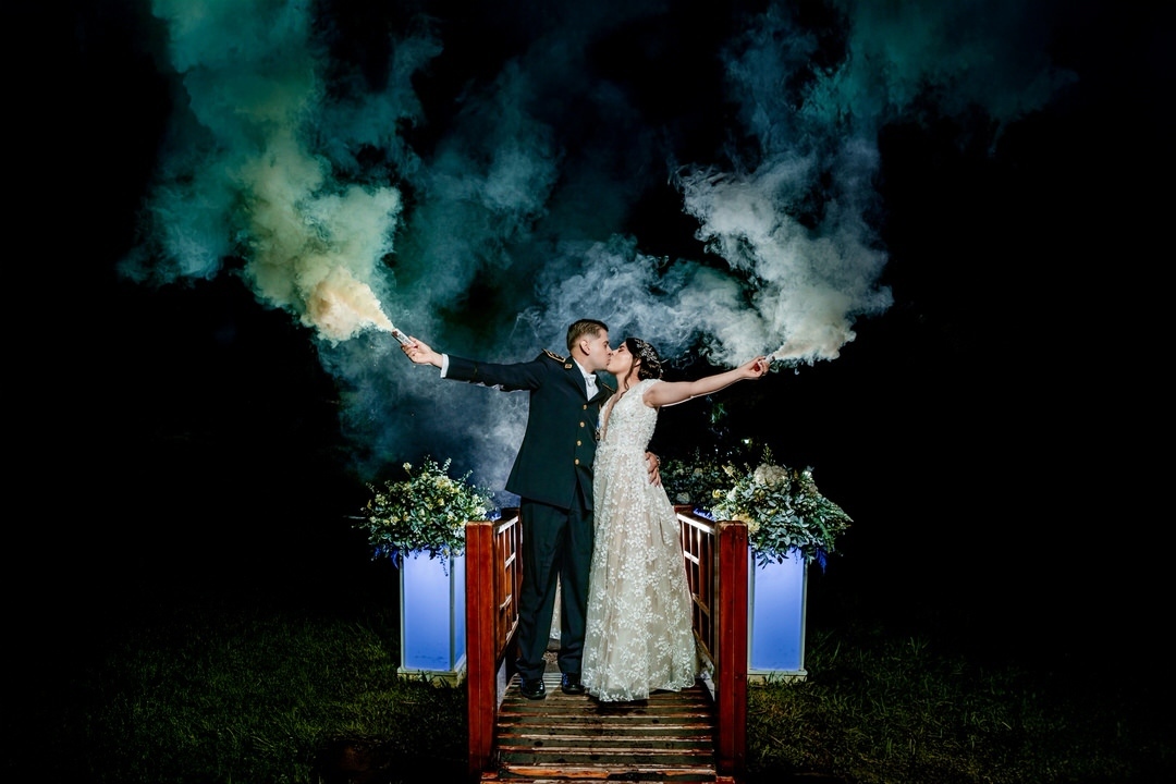 Retrato natural de una pareja recién casada.