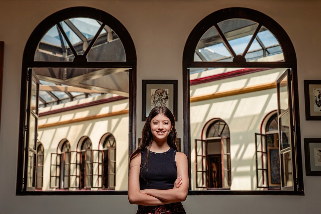 Retrato de quinceañera con un estilo elegante y natural.