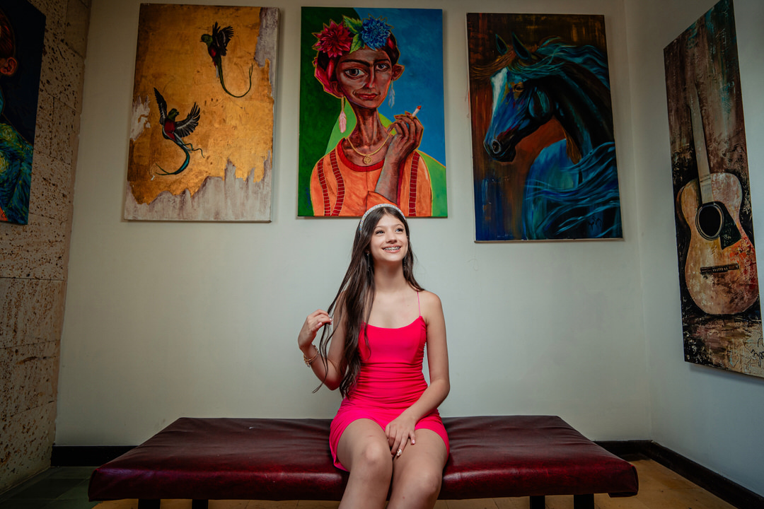 Fotografía profesional de una quinceañera en Medellín.