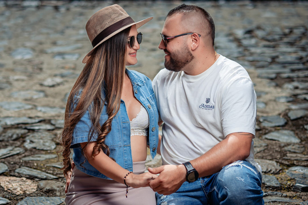 Retrato romántico de una pareja durante su sesión preboda.