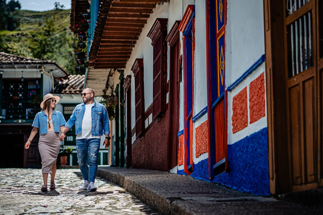 Pareja disfrutando de un atardecer durante su sesión de compromiso.