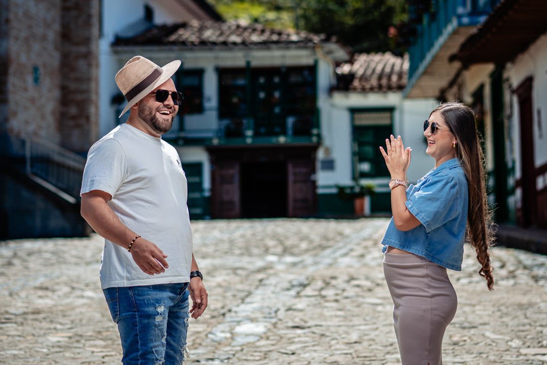 Sesión de pareja con luz natural y un estilo elegante.