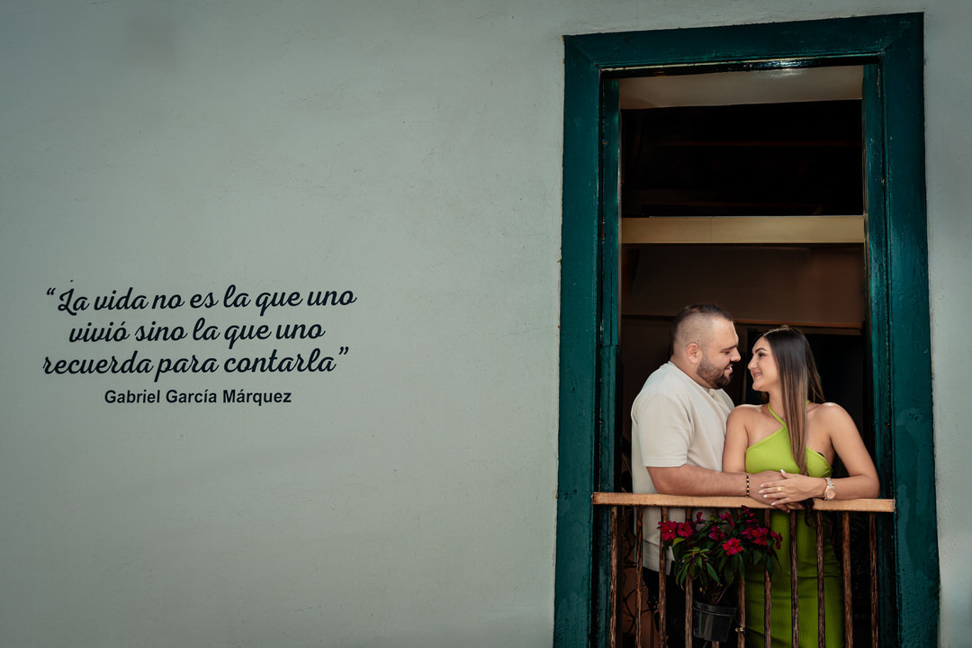 Sesión preboda en Medellín con un estilo natural y atemporal.