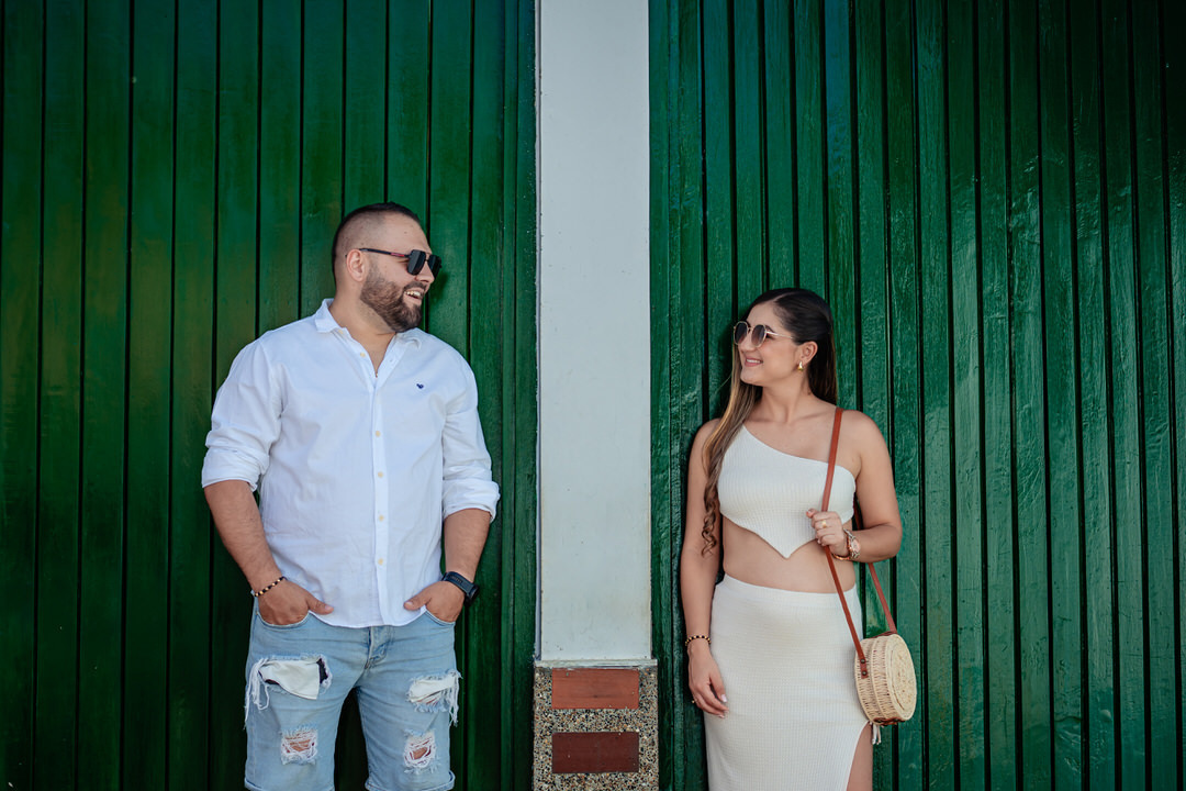 Momentos auténticos de una pareja antes del día de su boda.