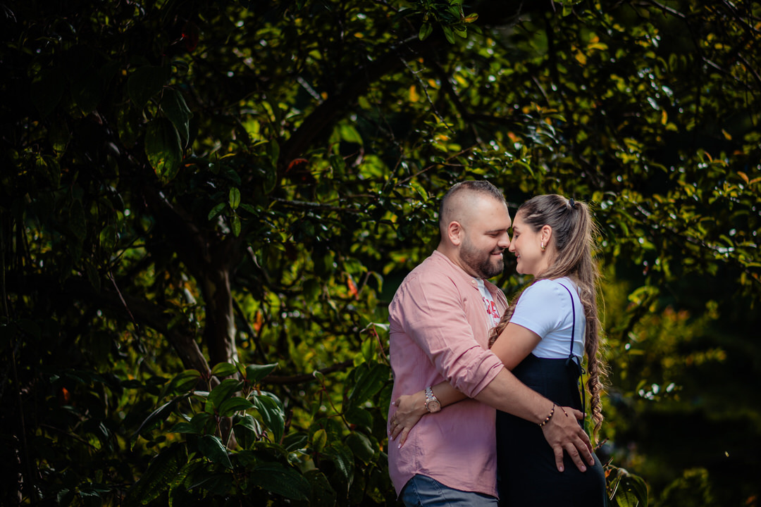 Sesión preboda en Medellín con un estilo natural y atemporal.