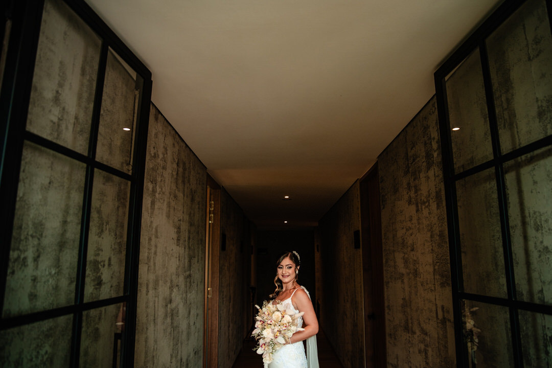 Entrada de la novia a la iglesia en el día de su boda.