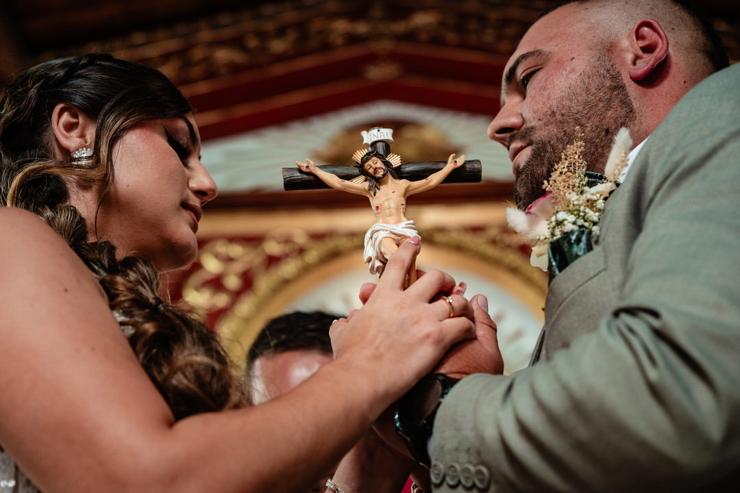 Retrato romántico de los novios durante su boda.