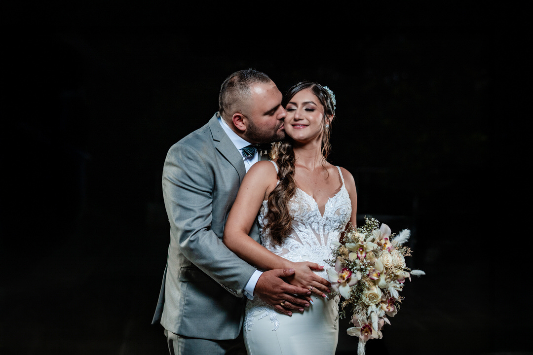 Retrato natural de una pareja recién casada.