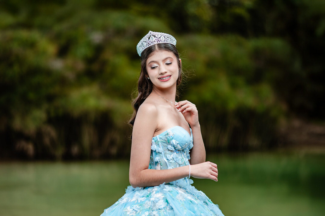 Retrato de quinceañera con un estilo elegante y natural.