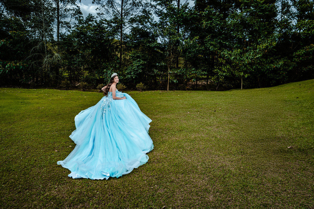 Retrato de quinceañera con un estilo elegante y natural.