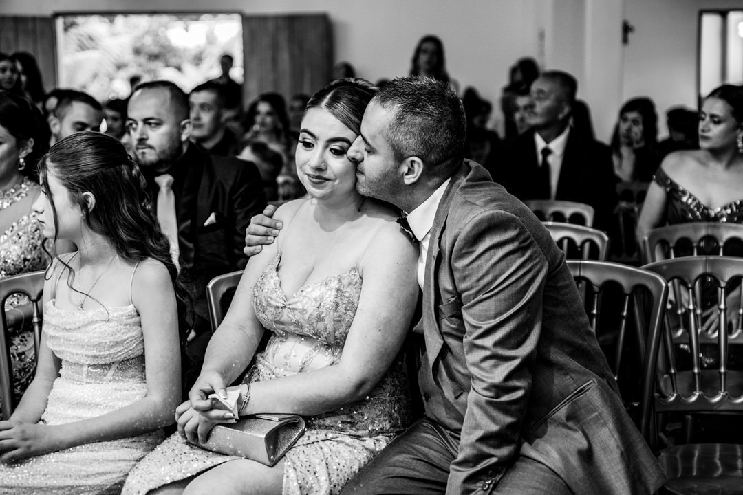 Retrato de quinceañera con vestido de gala.
