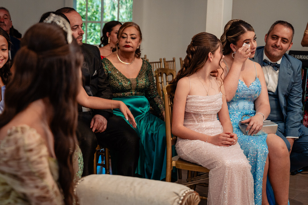 Retrato de quinceañera con vestido de gala.