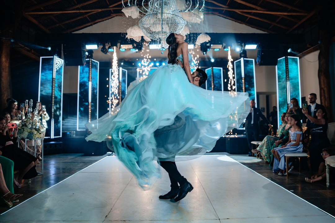 Retrato lleno de elegancia y personalidad para una quinceañera.