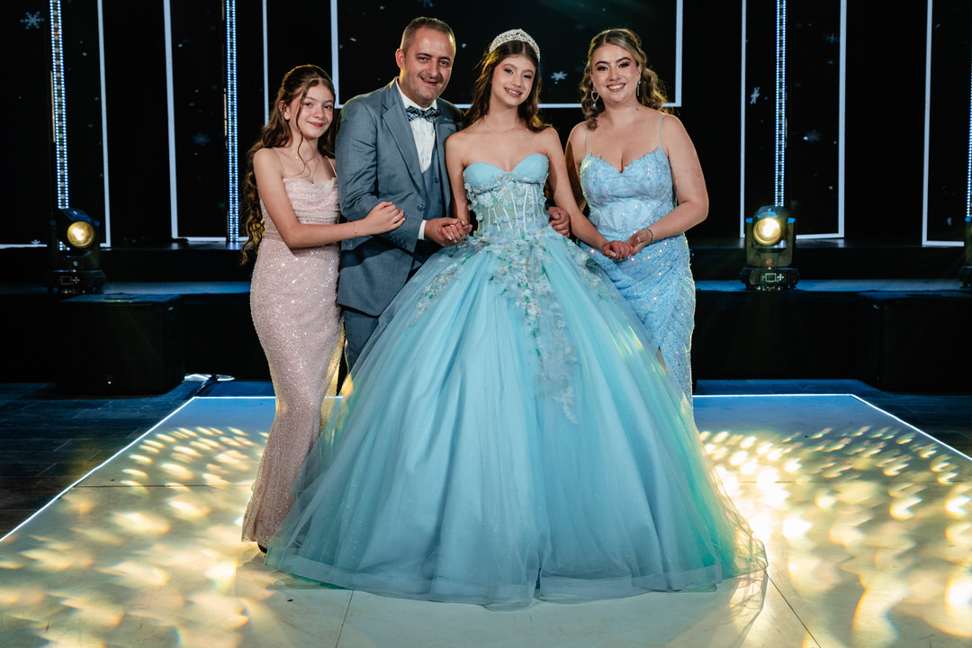 Fotografía de una joven celebrando sus quince años.