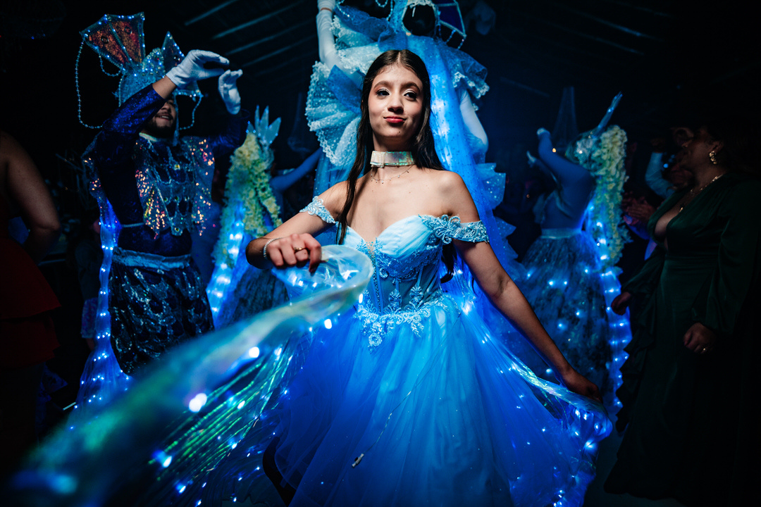 Fotografía de una joven celebrando sus quince años.