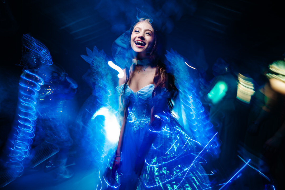 Fotografía de una joven celebrando sus quince años.