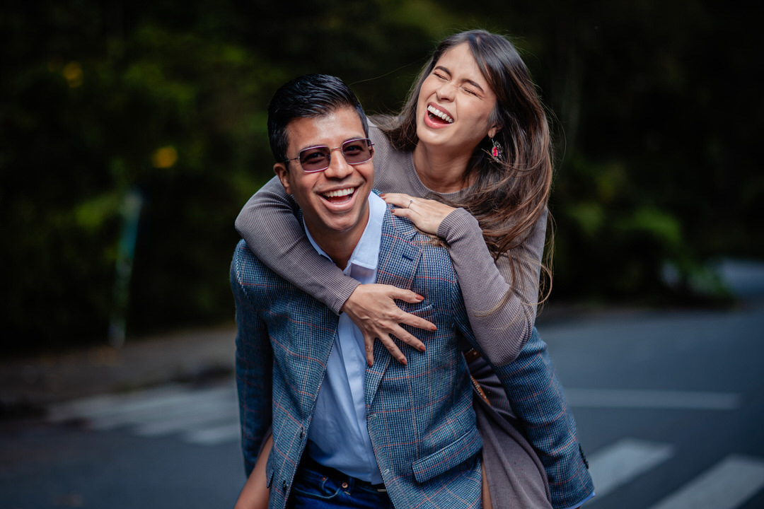 Retrato romántico de una pareja durante su sesión preboda.