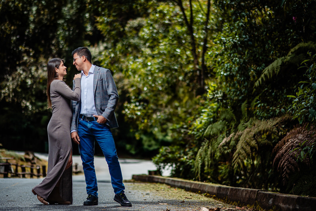 Pareja disfrutando de un atardecer durante su sesión de compromiso.