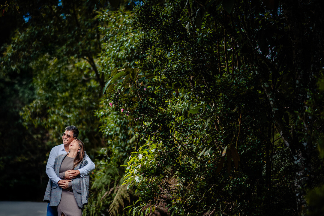 Sesión de pareja con luz natural y un estilo elegante.