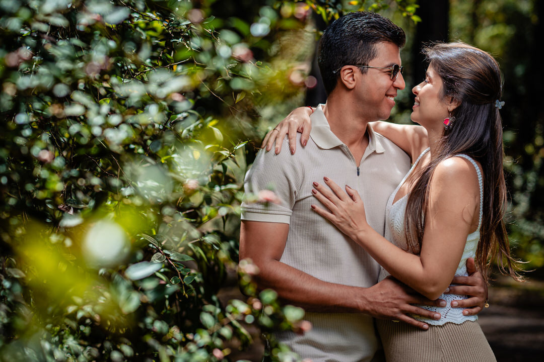 Momentos auténticos de una pareja antes del día de su boda.
