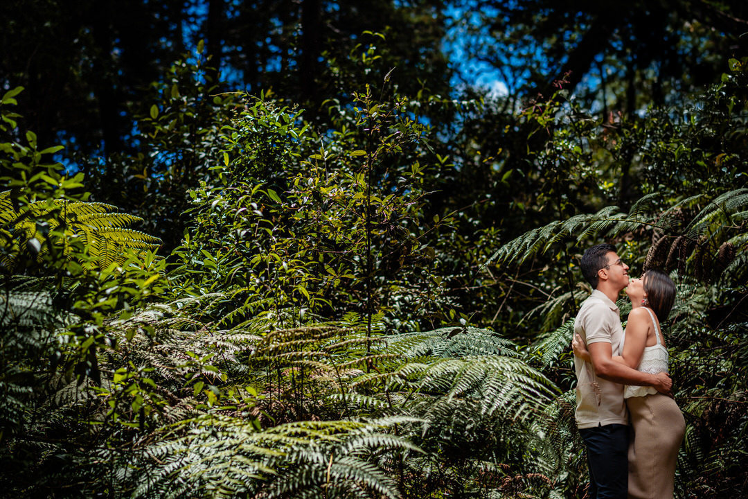 Sesión preboda en Medellín con un estilo natural y atemporal.