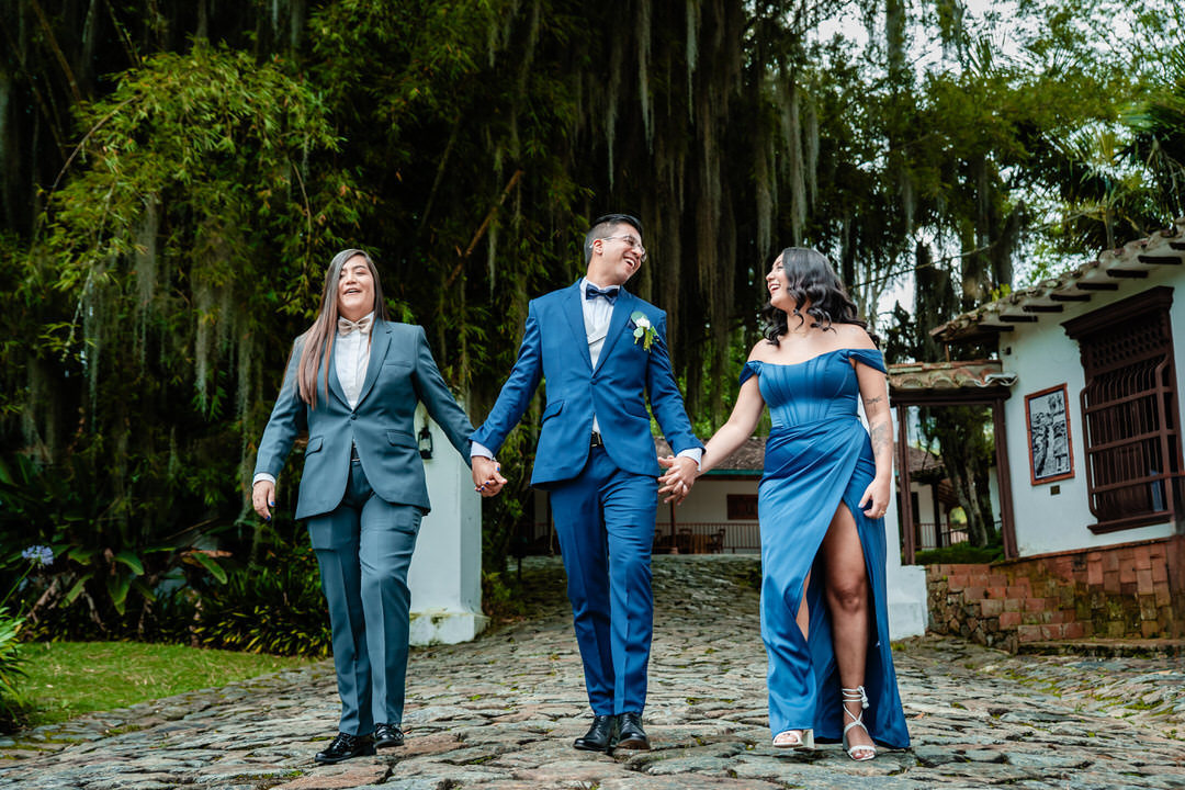Entrada de la novia a la iglesia en el día de su boda.