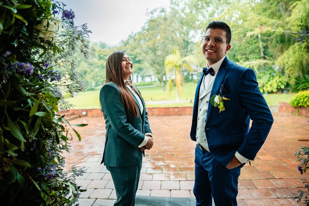 Primer beso de los esposos tras la ceremonia.
