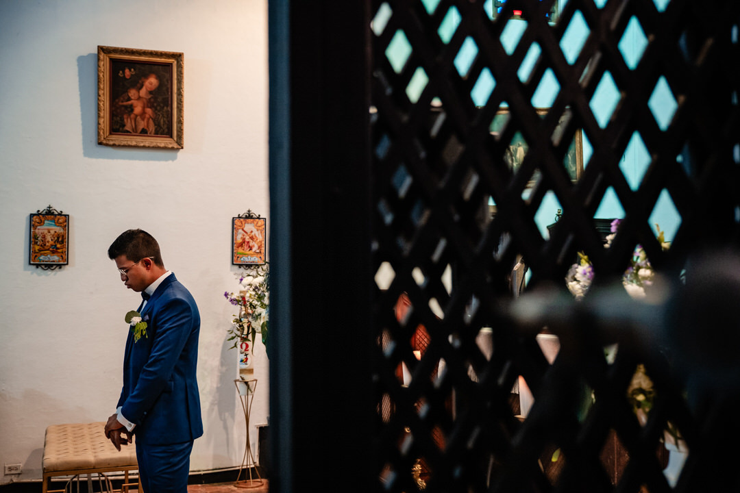 Primer beso de los esposos tras la ceremonia.