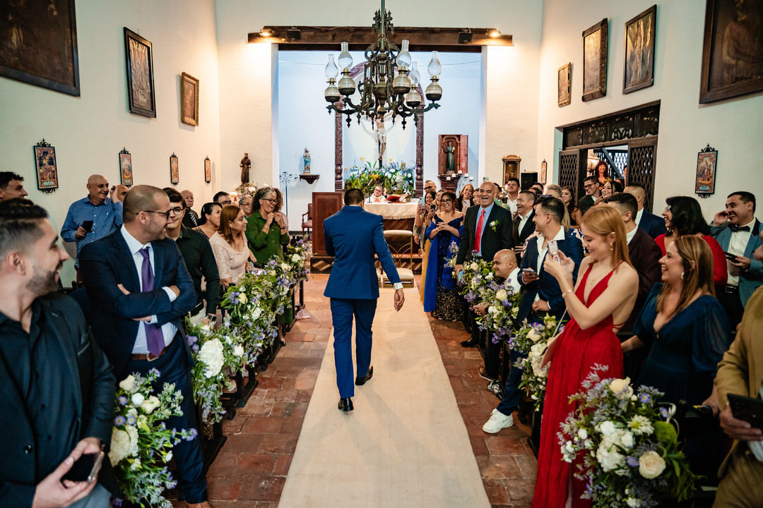 Retrato romántico de los novios durante su boda.