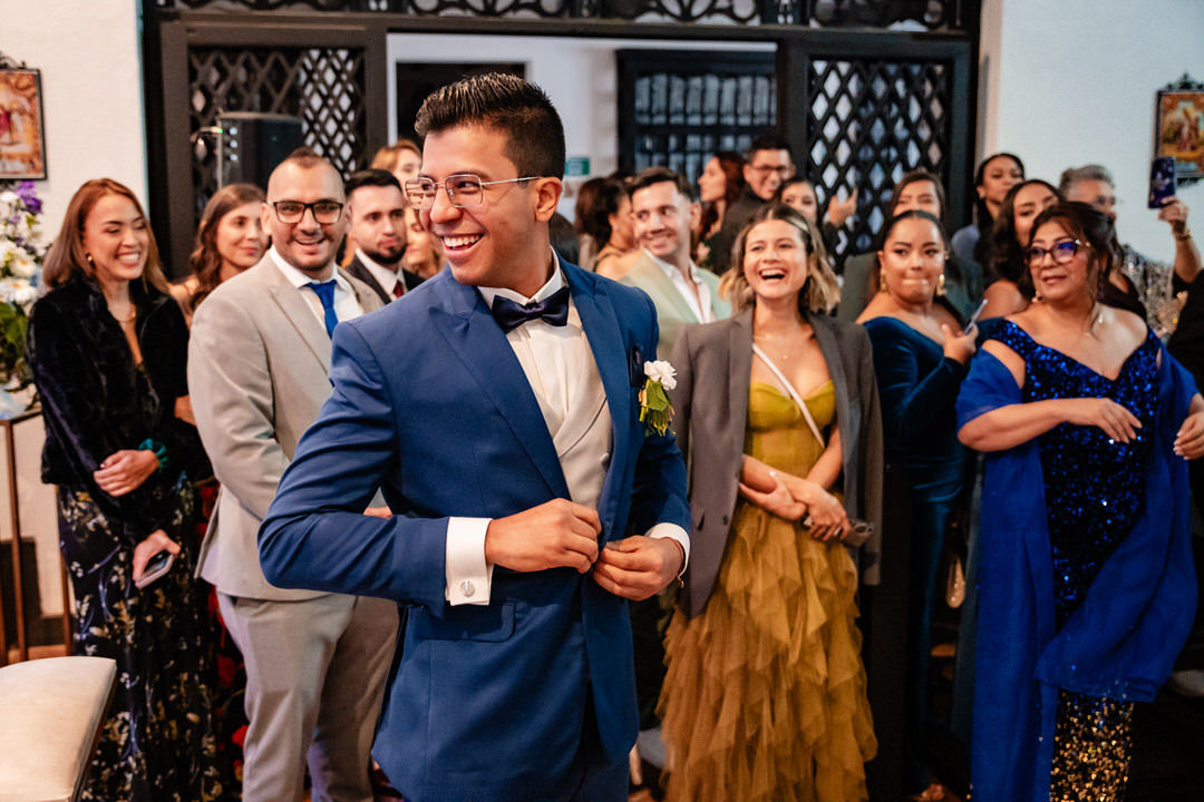 Retrato romántico de los novios durante su boda.