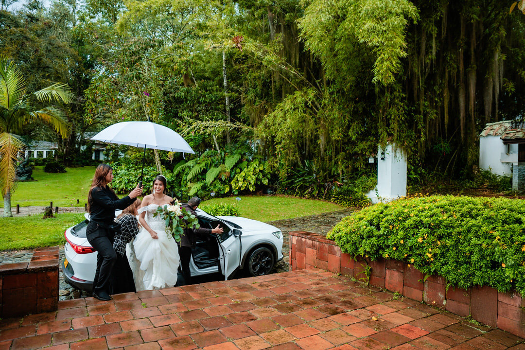 Retrato romántico de los novios durante su boda.